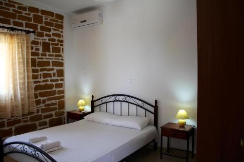 a bedroom with two beds and two lamps on tables at Apartment Petra Mare in Triopetra
