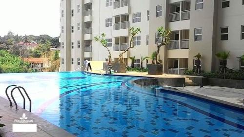 Der Swimmingpool an oder in der Nähe von Kubu Aji Bandung, Parahyangan Residence