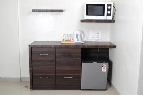 Η κουζίνα ή μικρή κουζίνα στο Hotel Suresh Inn