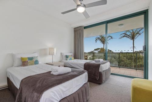 Postel nebo postele na pokoji v ubytování Key Largo Maroochydore