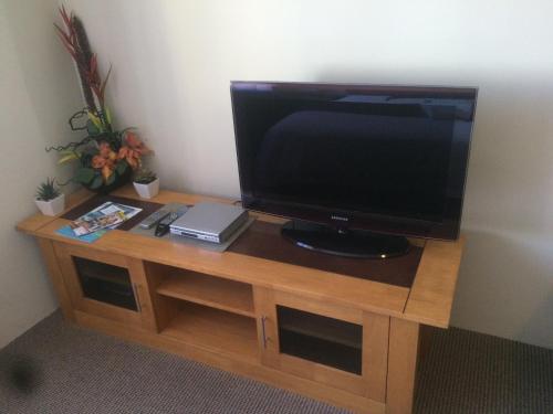 A television and/or entertainment centre at Breakwater Short Stay