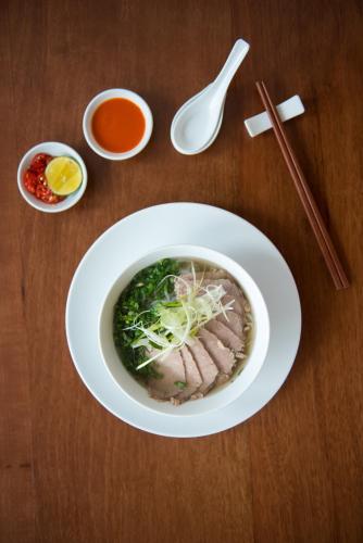 une assiette de soupe avec de la viande et des légumes sur une table dans l'établissement Hai Bay Hotel & Restaurant, à Hanoï