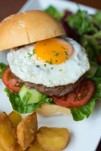 un sandwich avec un œuf sur un petit pain garni de laitue et de tomates dans l'établissement Hai Bay Hotel & Restaurant, à Hanoï
