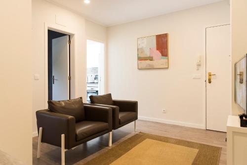 a waiting room with two chairs and a mirror at Apartamento Ideal 3 in Lisbon