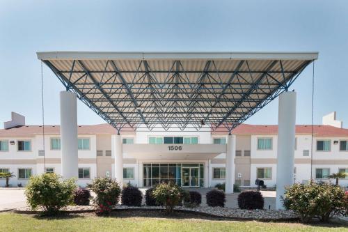 a large building with a large metal roof at Motel 6-Hillsboro, TX in Hillsboro