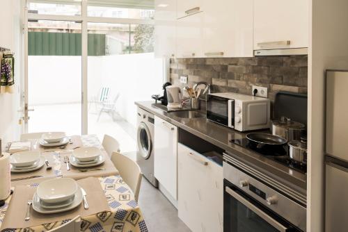 a kitchen with a table and a microwave at Apartamento Ideal 3 in Lisbon