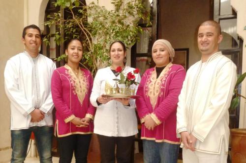 un grupo de personas posando para una foto con un trofeo en Riad Diana, en Marrakech