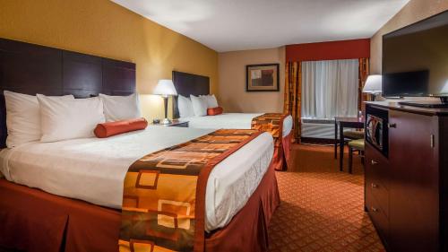 מיטה או מיטות בחדר ב-Best Western Plus Parkway Hotel
