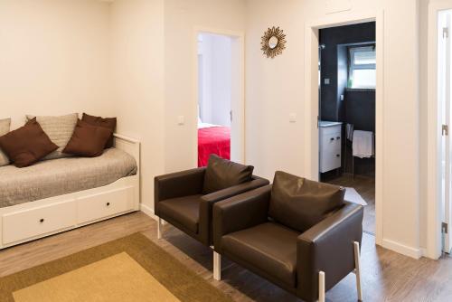 1 dormitorio con cama, silla y espejo en Apartamento Ideal 3, en Lisboa