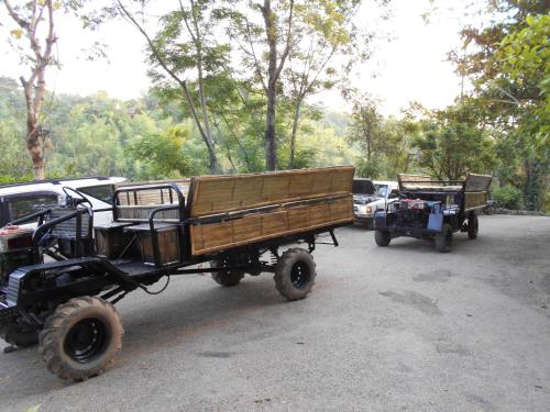 two antique vehicles parked in a parking lot at Phu Chaisai Chiang Rai Mountain Resort in Mae Salong Nai