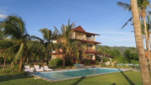 Poolen vid eller i närheten av The Tree House Sumbawa