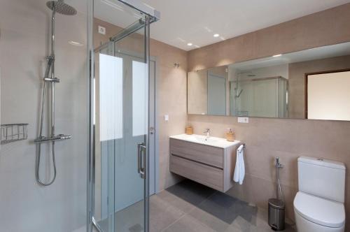 A bathroom at Ag Casa Del Mar Premium