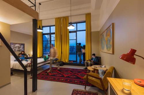Postel nebo postele na pokoji v ubytování Fabrika Hostel & Suites