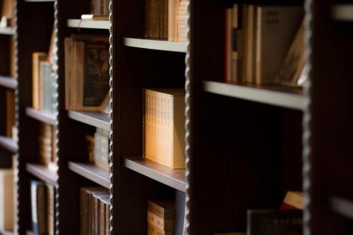Bibliothèque dans le ryokan
