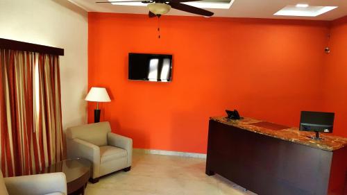 TV a/nebo společenská místnost v ubytování Hotel El Viejo Inn