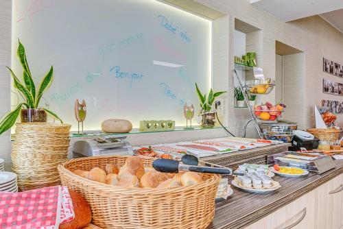 a buffet with baskets of bread on a counter at Hotel zur Kanone in Tautenhain