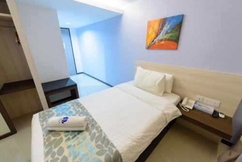 Postel nebo postele na pokoji v ubytování Samudra Hotel Kuching