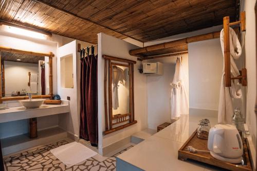 Phu Chaisai Mountain Resort tesisinde bir banyo