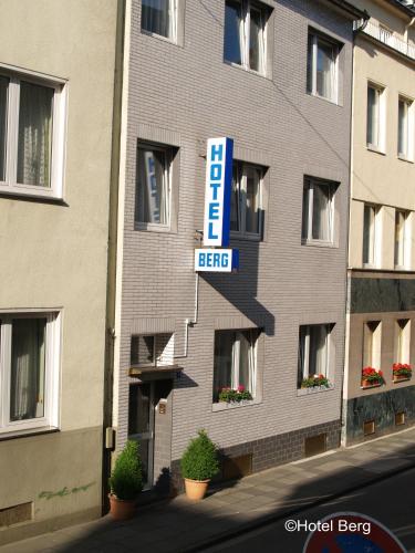 un bâtiment avec une enseigne sur le côté dans l'établissement Hotel Berg, à Cologne