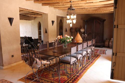 ein Esszimmer mit einem Tisch und Stühlen in der Unterkunft Kasbah Gousteau in Taroudant