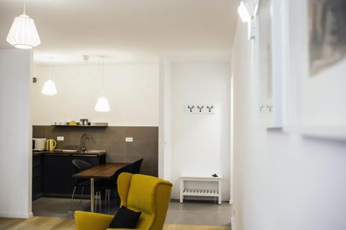eine Küche und ein Esszimmer mit gelben Stühlen und einem Tisch in der Unterkunft Stina Apartment in Split