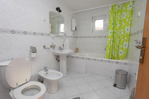 bagno bianco con servizi igienici e lavandino di Hostel Bed&Coffee 360° a Belgrado