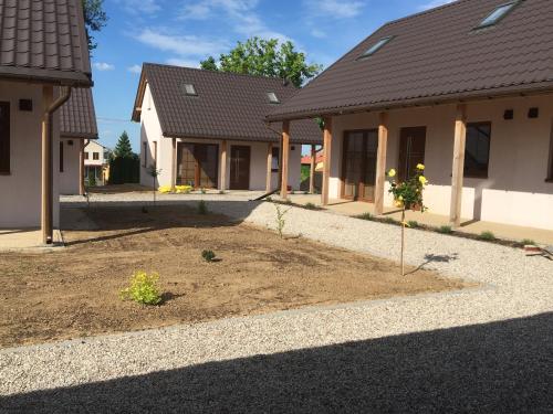 a garden in front of a house at Ptasie Siedlisko in Mikołajki