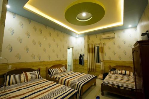 Tempat tidur dalam kamar di Khách sạn QUỲNH ANH