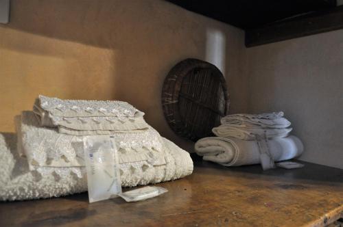 - une chambre avec un tas de serviettes et un ventilateur dans l'établissement Agriturismo Fonte di Maroglio, à Castrovillari