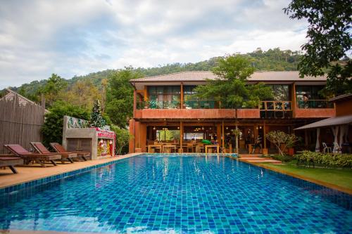 The swimming pool at or close to Flora I Talay