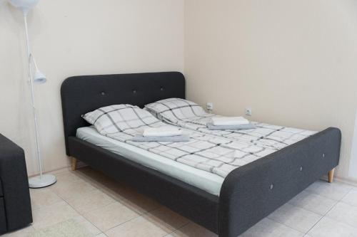 ein Bett mit zwei Kissen auf einem Zimmer in der Unterkunft MainStreet apartman in Subotica