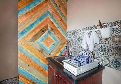 uma cozinha com uma parede de madeira e um lavatório em Little Anh House em Hanói