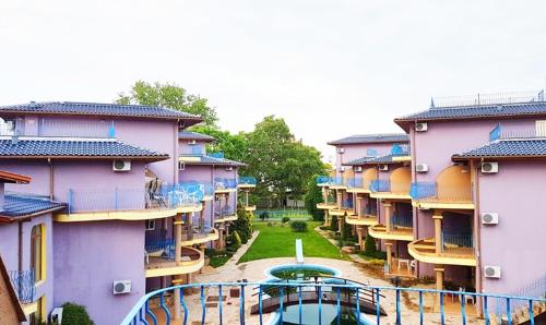 ソゾポルにあるVIP Apartments in Garden Beachのピンク色の建物並び