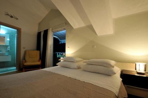 Giường trong phòng chung tại Apartments & Rooms Villa Maslina