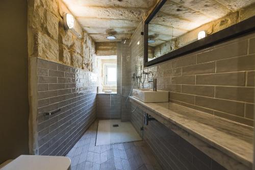 a bathroom with a sink and a toilet at Talbot & Bons Bed & Breakfast in Gudja