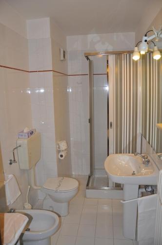 a bathroom with a toilet and a sink and a shower at Residenza Del Lago in Candia Canavese