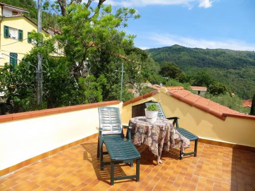a patio with a table and chairs on a balcony at Casa Tainin in Valloria