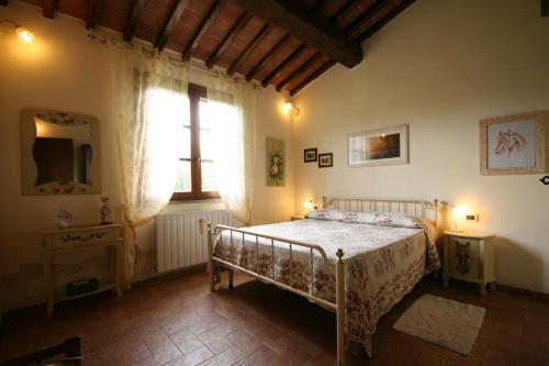 a bedroom with a bed and a window at Casetta Singola vicino al Mare in Castagneto Carducci