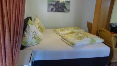 エルツァッハにあるSchwarzwaldhausのベッド1台(上に枕2つ付)