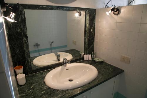 a bathroom with two sinks and a large mirror at Casali Marchigiani - Ville vacanza private con piscina in Ostra