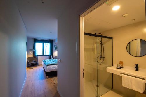 A bathroom at IXUA Hotela