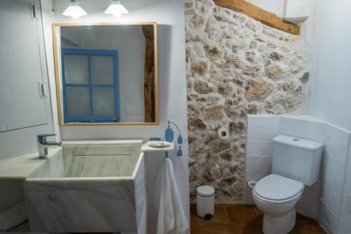 uma casa de banho com um lavatório e um WC em Casa la nuri em Utande