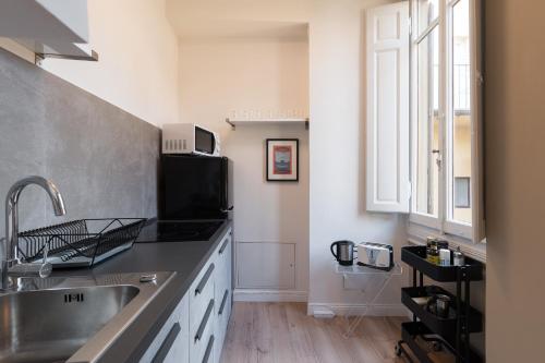 A kitchen or kitchenette at Luxury apartment in city center