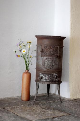 a vase of flowers sitting next to a wooden dresser at Ferienwohnung im Mühlviertler Panorama Vierseithof in Lembach im Mühlkreis