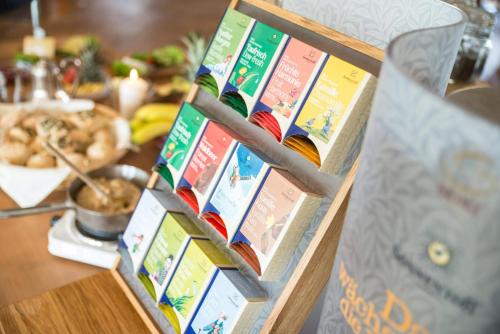 une présentation de livres sur une table avec une table dans l'établissement SEINZ Wisdom Resort - Bio-Hotel vegan-vegetarisch, à Bad Kohlgrub
