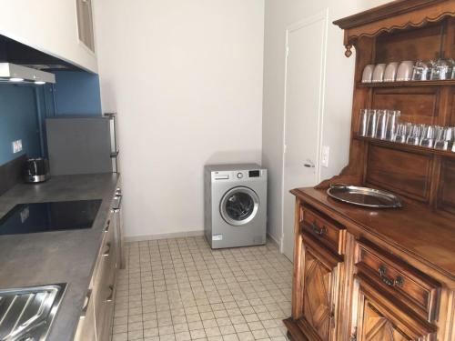 a kitchen with a washing machine in the corner at Apartment La Terasse in Carcassonne