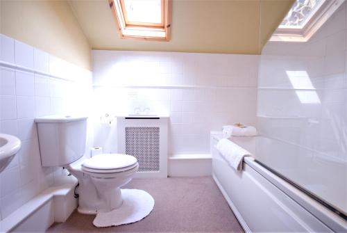 ein Badezimmer mit einem WC, einer Badewanne und einem Waschbecken in der Unterkunft Peak Weavers in Leek