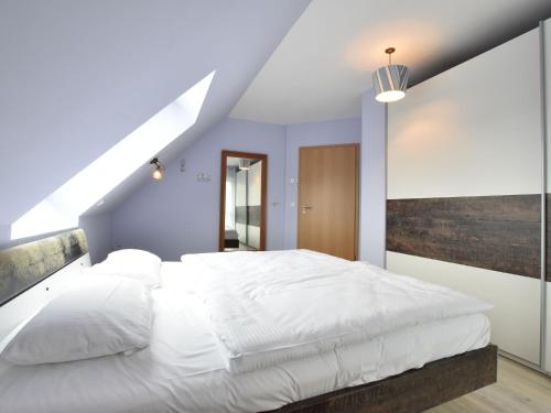 ein Schlafzimmer mit einem großen Bett mit weißer Bettwäsche in der Unterkunft Spacious Holiday Home in Hornstorf with Trampoline in Hornstorf