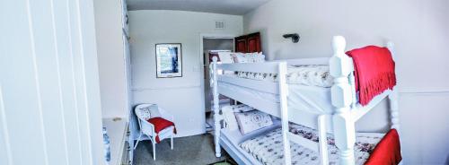 Una cama o camas en una habitación de Honeybrook