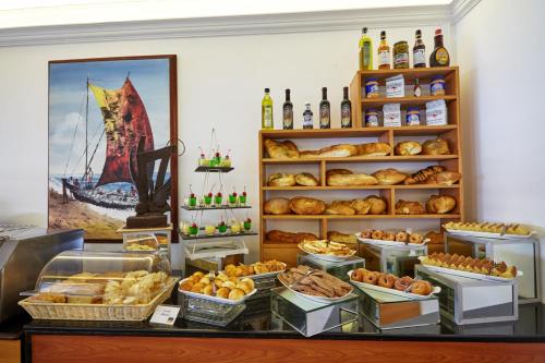 uma padaria com uma vitrine cheia de pão em Coral Sands Hotel em Hikkaduwa